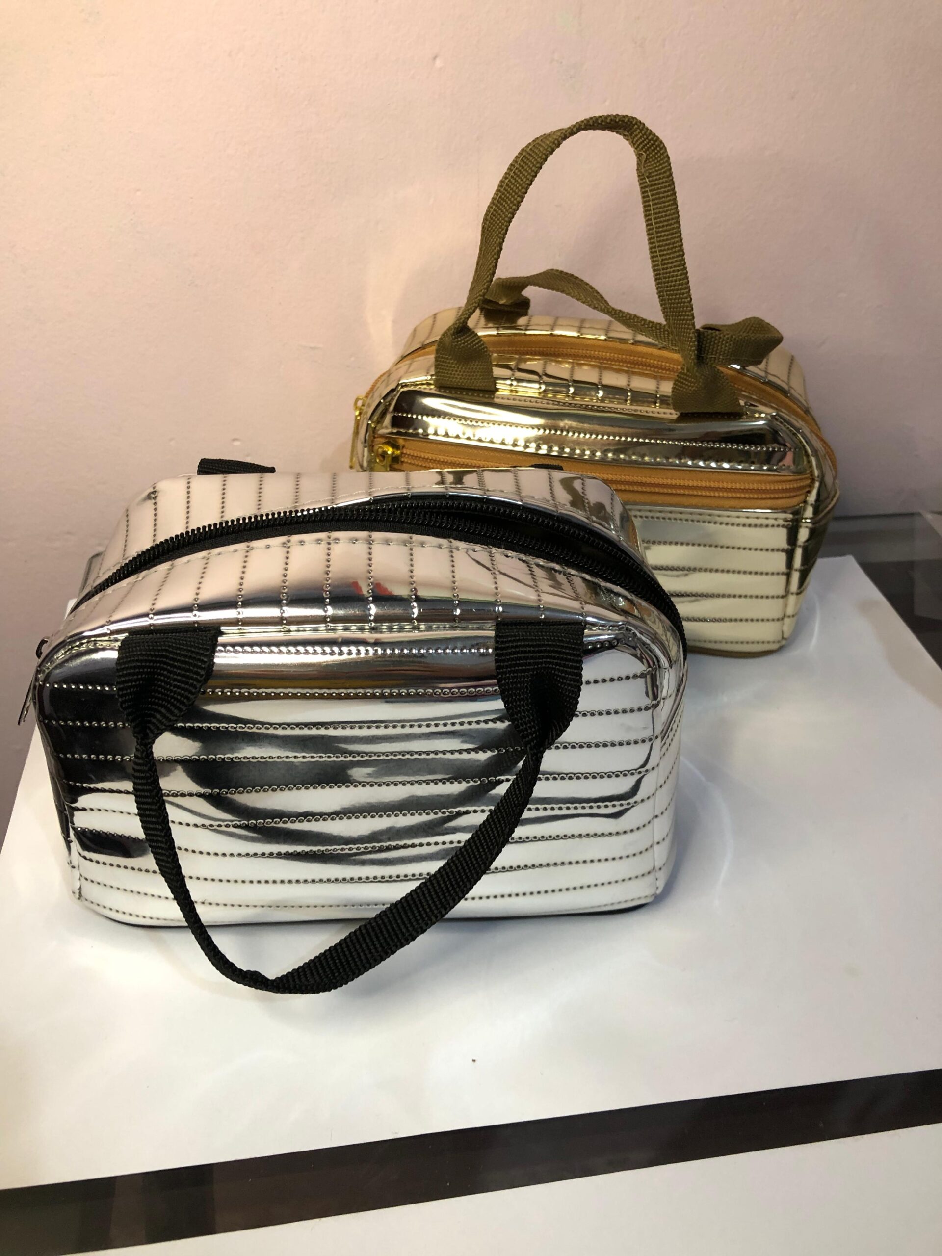 Cosmetiquera/ Neceser de Maquillaje en Color Plateado