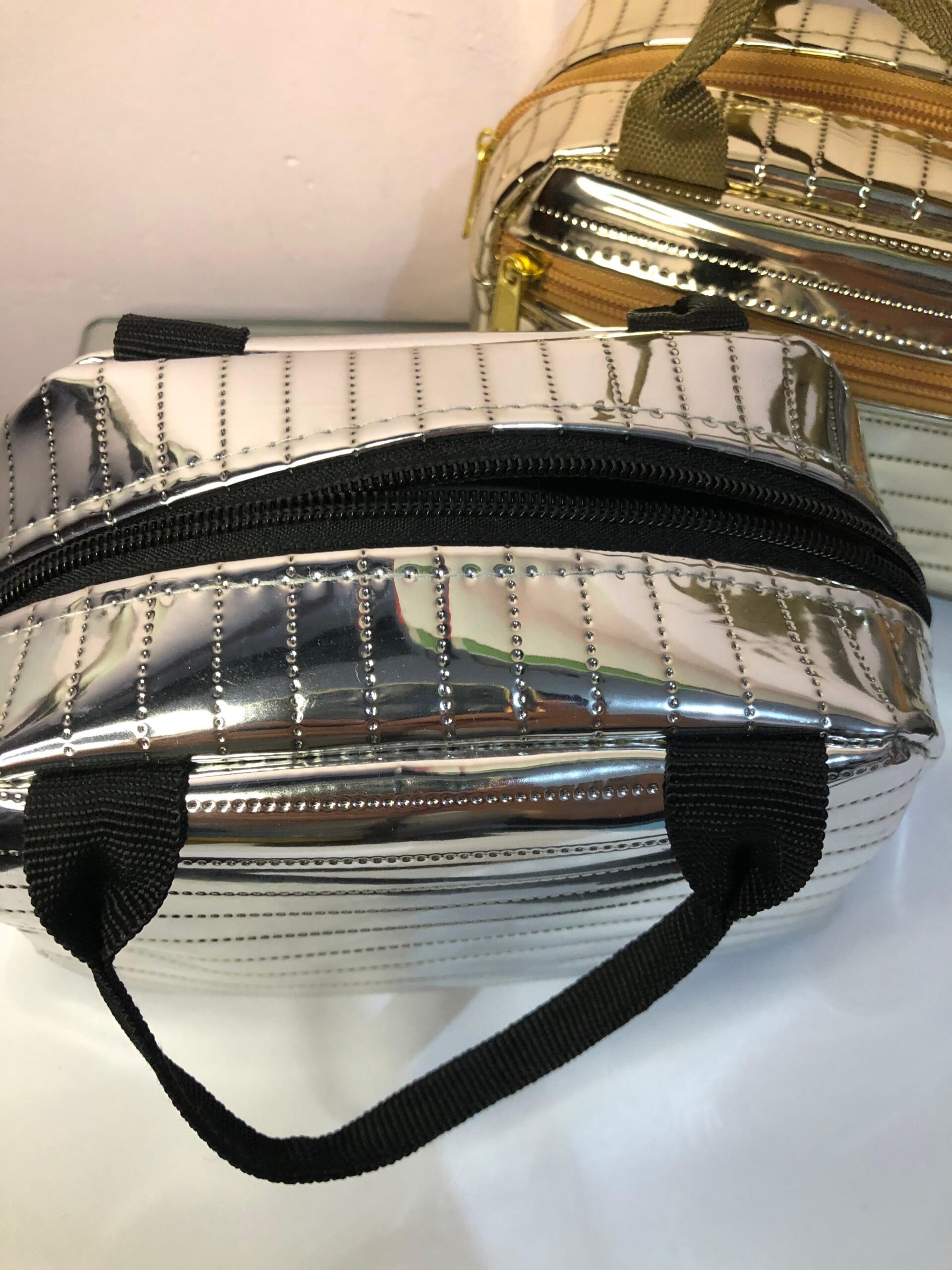 Cosmetiquera/ Neceser de Maquillaje en Color Plateado - Imagen 2